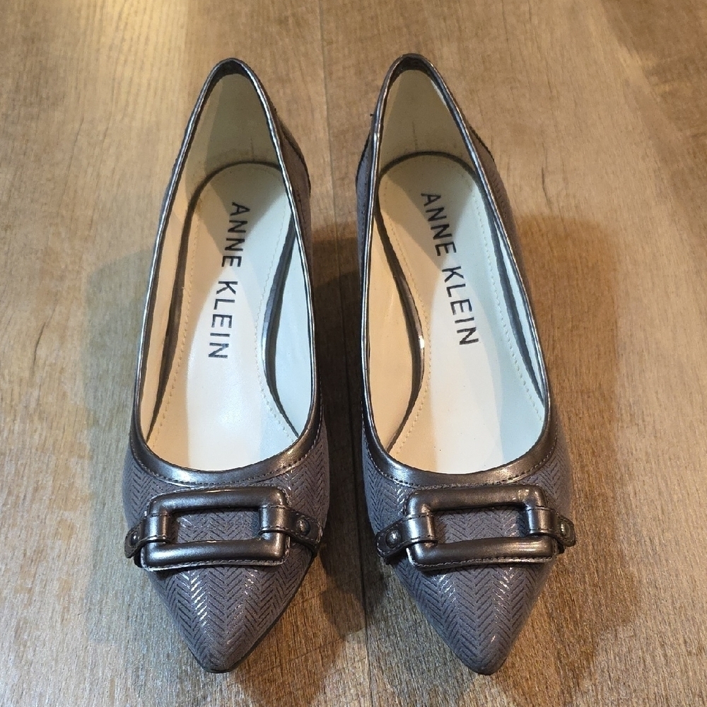 Anne Klein- Akmelanie Gray Kitten Heel. Size 9